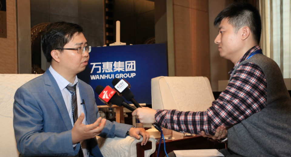 会后，万惠集团执行副总裁胡新接受记者采访