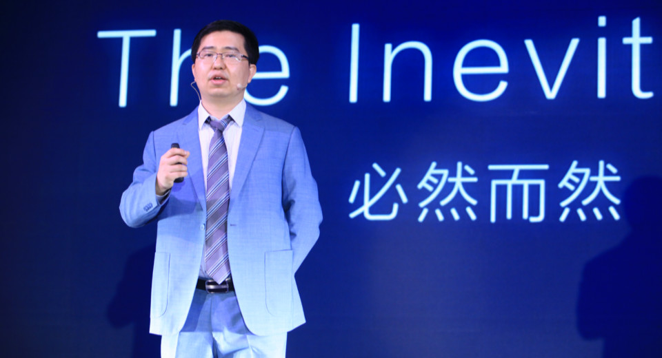 万惠集团执行副总裁胡新做《践行数字普惠金融》的主题演讲